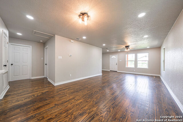 Listing photo id 1 for 1118 Saint James