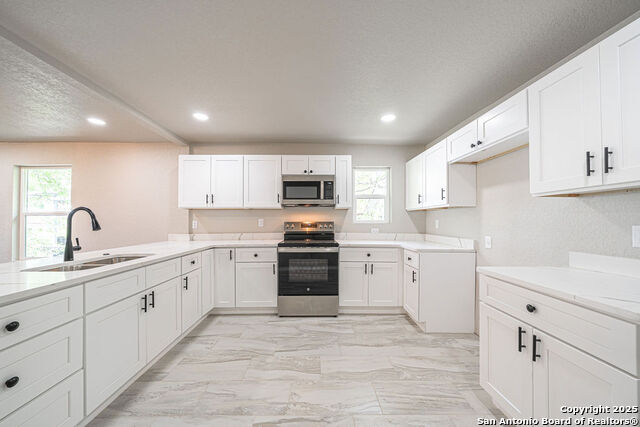 Listing photo id 5 for 1118 Saint James