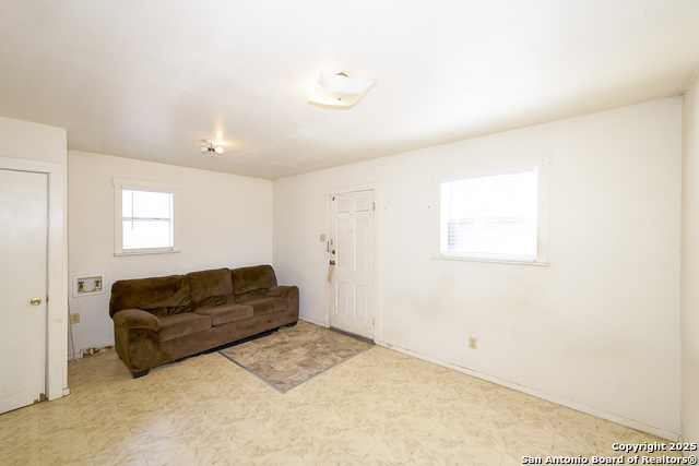 Image 14 of 28 For 242 Austin St. E