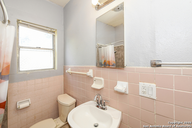 Image 20 of 28 For 242 Austin St. E