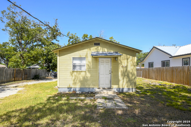 Image 22 of 28 For 242 Austin St. E