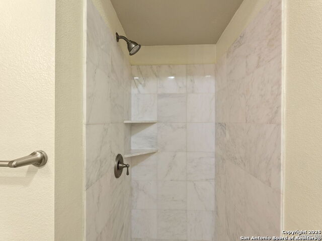 Image 15 of 28 For 6160 Eckhert  Apt 6