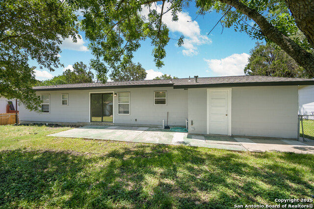 Listing photo id 13 for 443 Senova