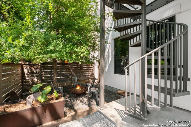 Image 32 of 43 For 730 Josephine St E