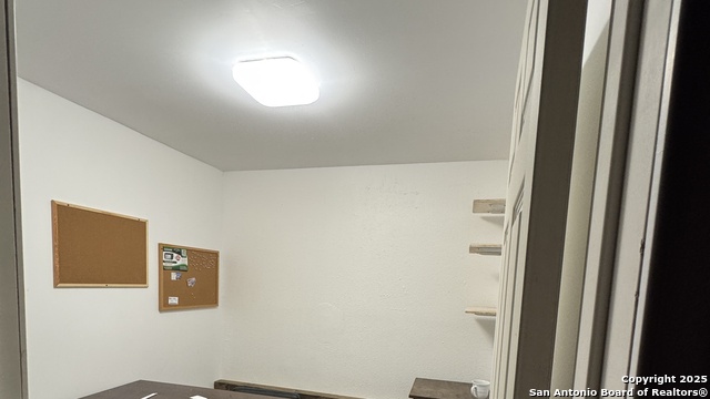 Listing photo id 8 for 4445 Walzem  