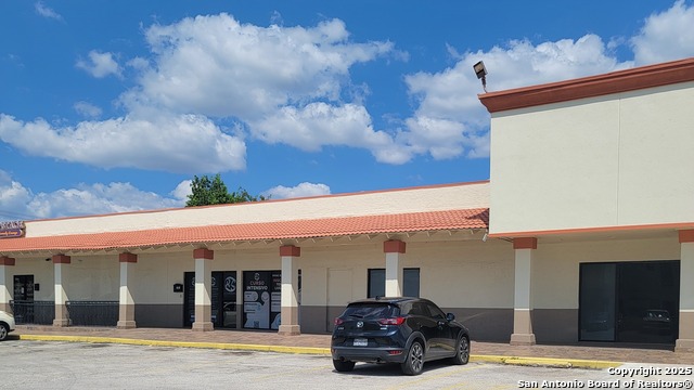 Listing photo id 2 for 4445 Walzem  