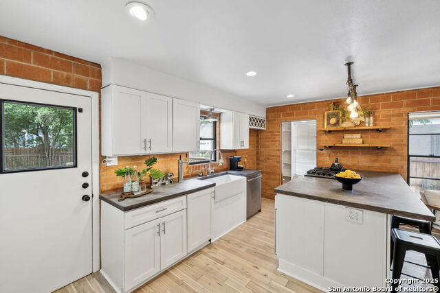 Image 9 of 32 For 116 College  