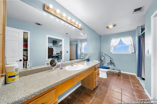 Listing photo id 15 for 16020 Fm 463