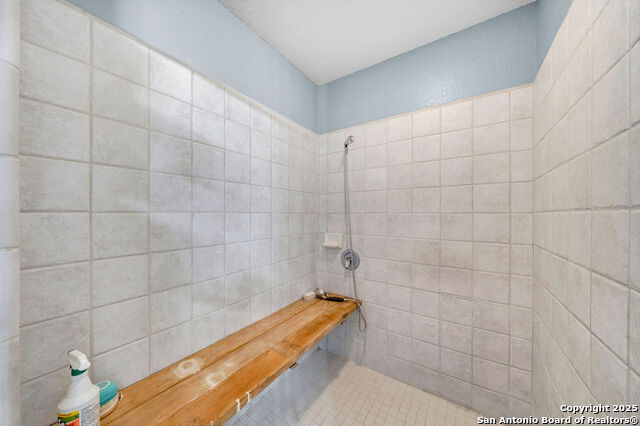 Listing photo id 16 for 16020 Fm 463