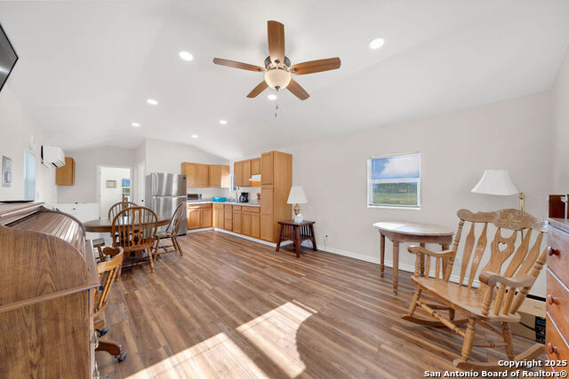 Listing photo id 23 for 16020 Fm 463