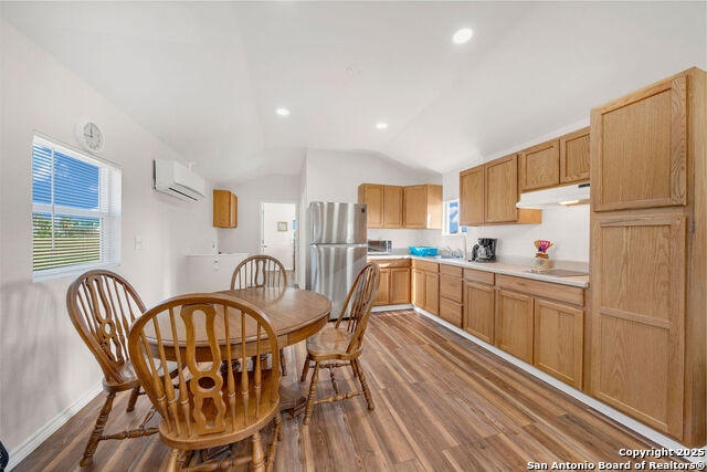 Listing photo id 25 for 16020 Fm 463