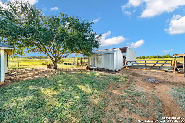 Listing photo id 37 for 16020 Fm 463