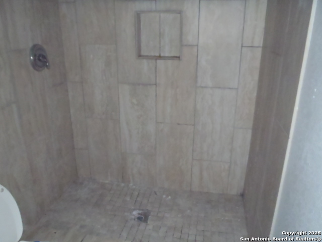 Image 32 of 37 For 1127 Eastview Dr