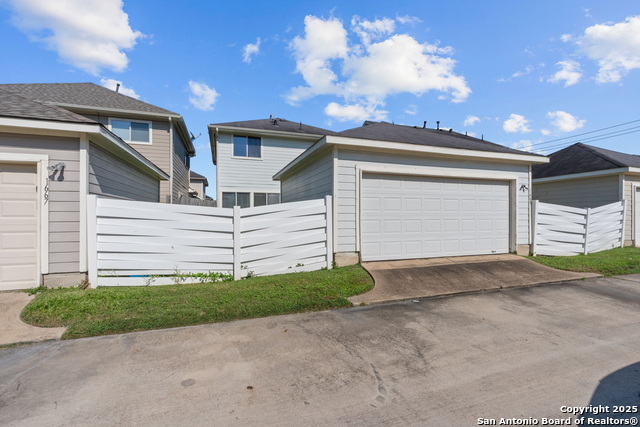 Listing photo id 2 for 1669 Nichole Woods Dr