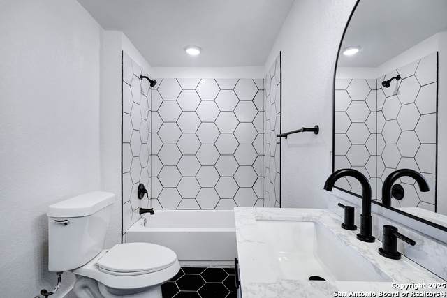 Image 22 of 35 For 2425 Monterey St