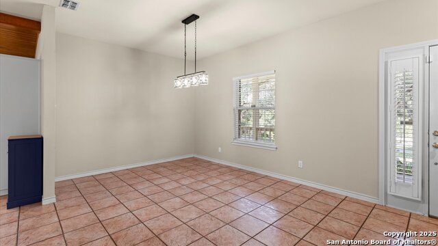 Listing photo id 10 for 1241 Village Top