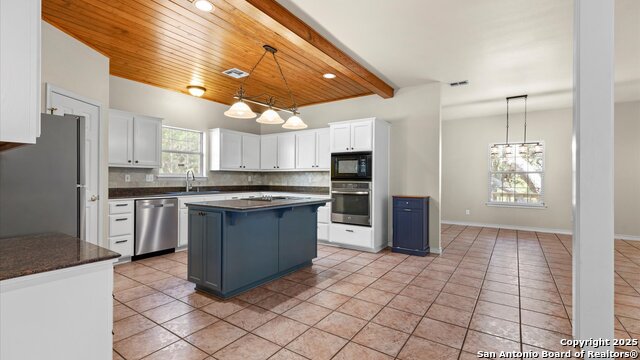 Listing photo id 11 for 1241 Village Top