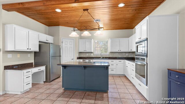 Listing photo id 12 for 1241 Village Top