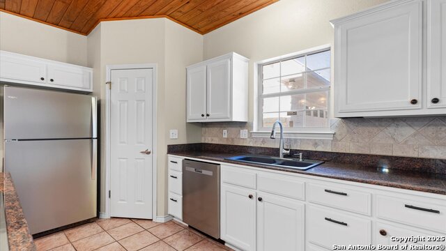 Listing photo id 13 for 1241 Village Top