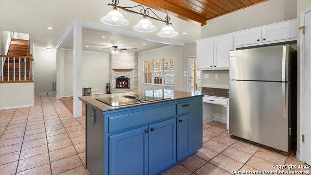 Listing photo id 14 for 1241 Village Top