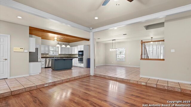 Listing photo id 15 for 1241 Village Top