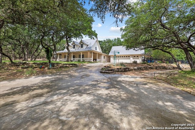 Listing photo id 0 for 1241 Village Top