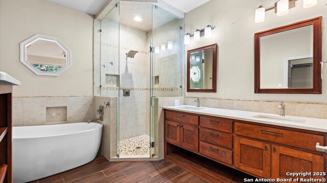 Listing photo id 21 for 1241 Village Top