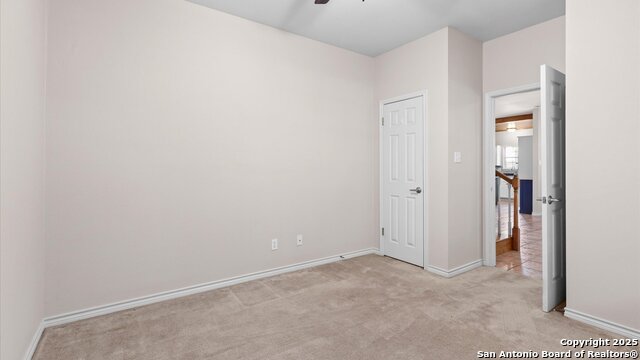 Listing photo id 23 for 1241 Village Top