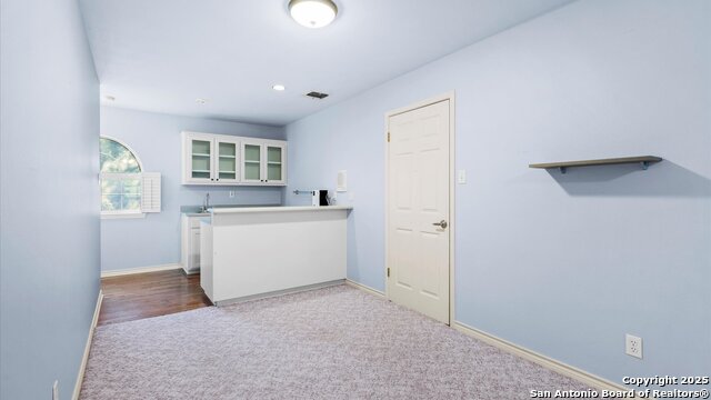 Listing photo id 25 for 1241 Village Top