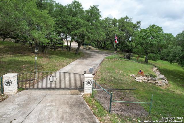 Listing photo id 1 for 1241 Village Top