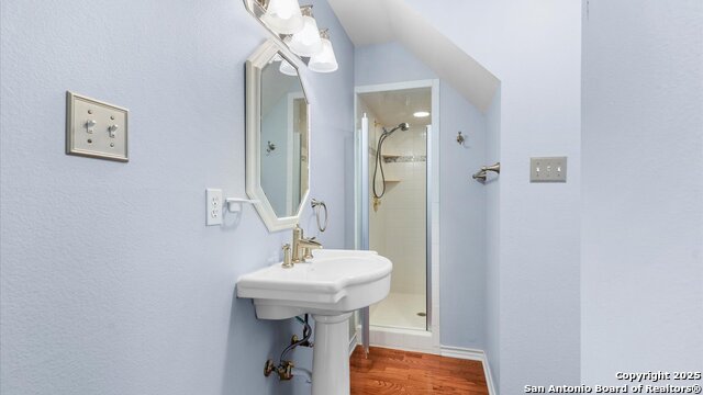 Listing photo id 30 for 1241 Village Top