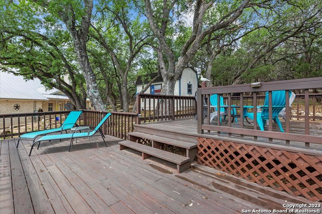 Listing photo id 32 for 1241 Village Top