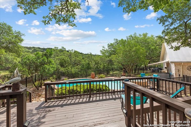 Listing photo id 33 for 1241 Village Top