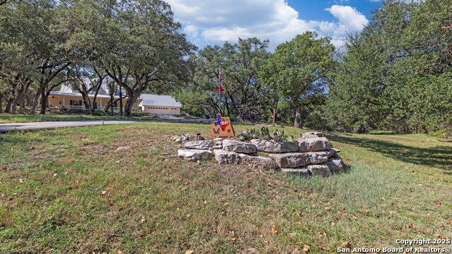 Listing photo id 35 for 1241 Village Top