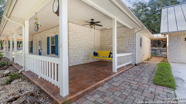 Listing photo id 2 for 1241 Village Top