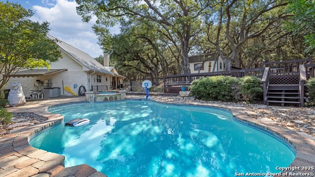 Listing photo id 39 for 1241 Village Top