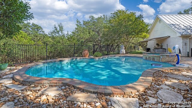 Listing photo id 40 for 1241 Village Top