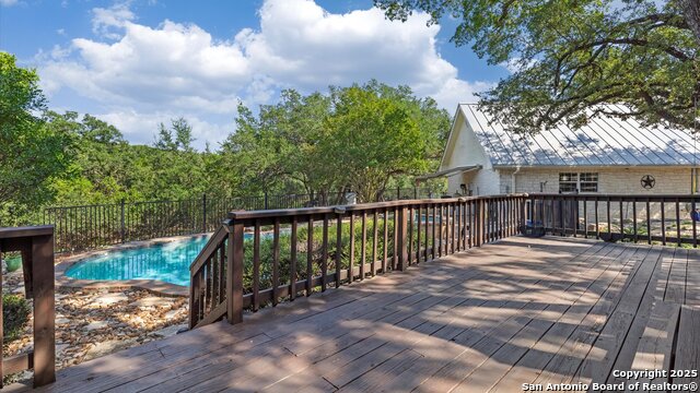 Listing photo id 41 for 1241 Village Top