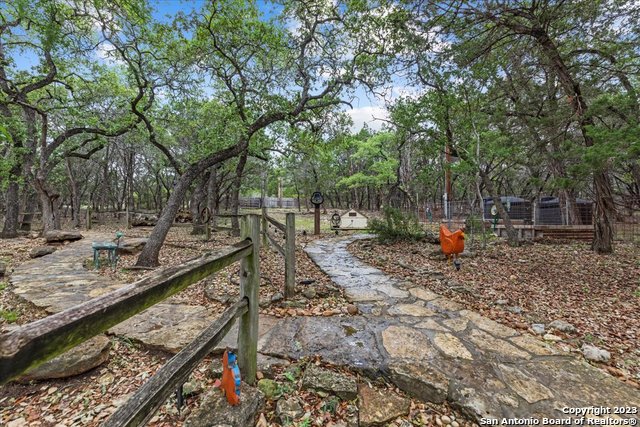 Listing photo id 46 for 1241 Village Top