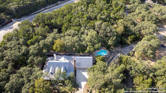 Listing photo id 3 for 1241 Village Top