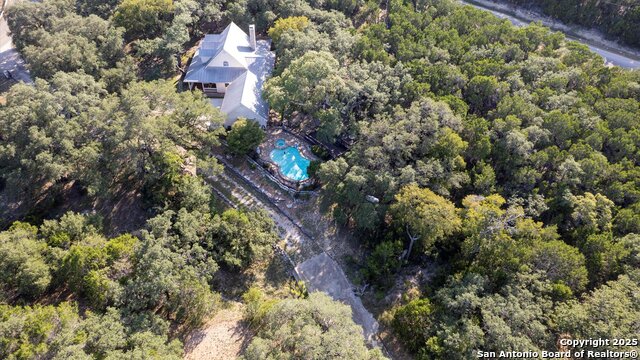 Listing photo id 49 for 1241 Village Top