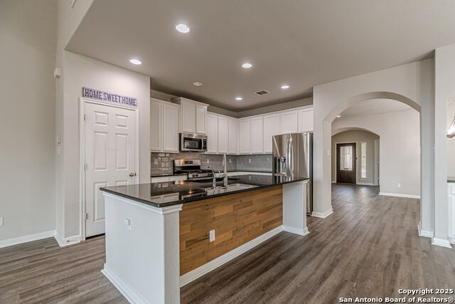 Listing photo id 15 for 8922 Grand Western