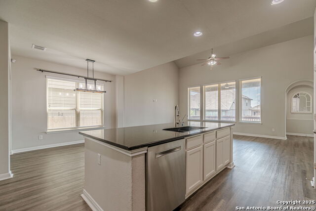 Listing photo id 17 for 8922 Grand Western
