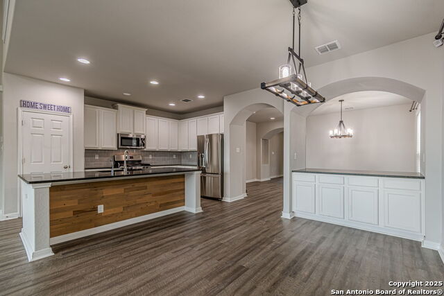 Listing photo id 22 for 8922 Grand Western