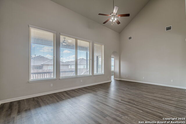 Listing photo id 24 for 8922 Grand Western