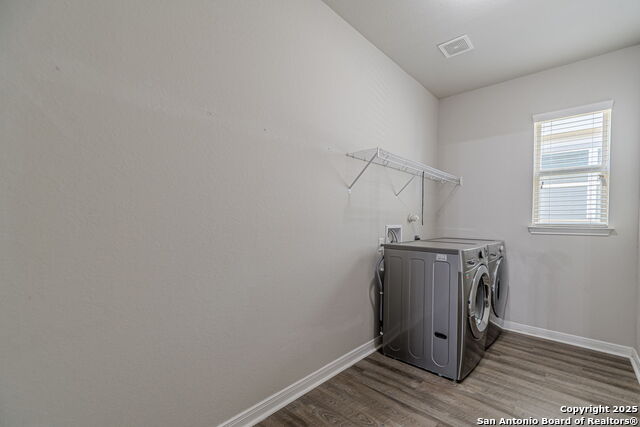 Listing photo id 40 for 8922 Grand Western