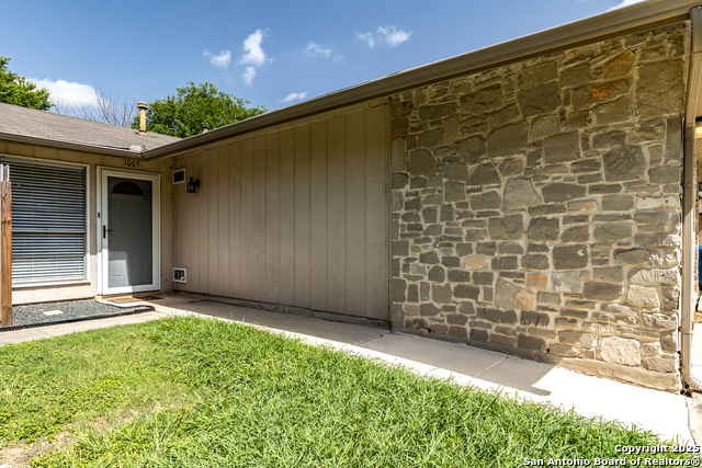 Image 2 of 39 For 1005-07 Boling Brook St.