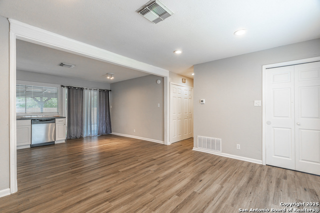 Image 4 of 39 For 1005-07 Boling Brook St.