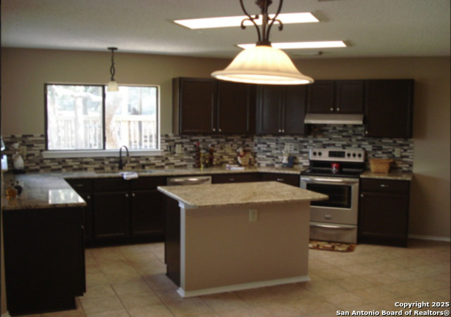 Listing photo id 1 for 16034 Walnut Creek