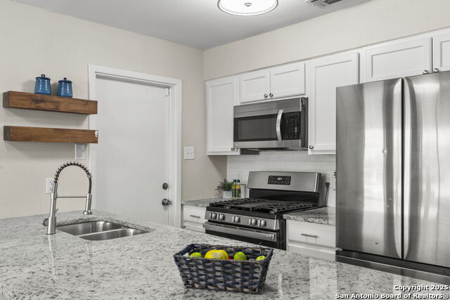 Listing photo id 9 for 4107 Laura Jean